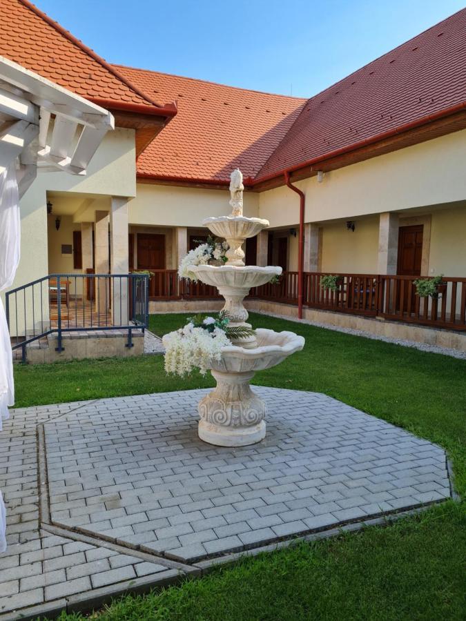 Toroes Panzio Bed & Breakfast Szabolcs Exterior photo